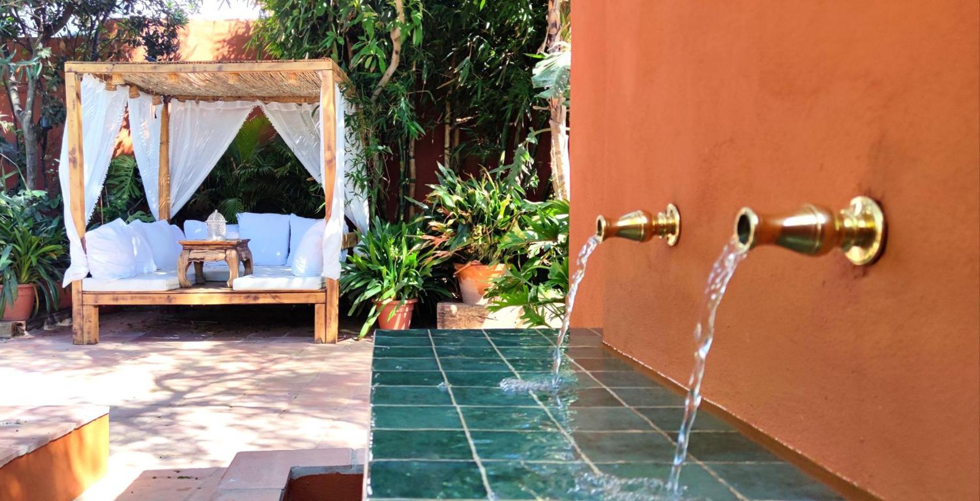 Отель La Posada De Lola - Adults Only Болония Экстерьер фото
